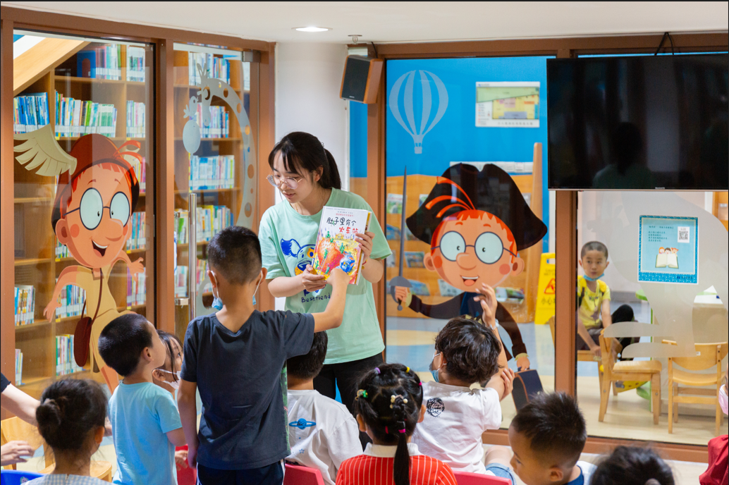 一群人在房間里 中度可信度描述已自動生成