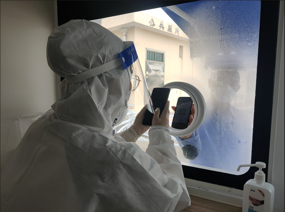 圖片包含 室內(nèi), 男人, 女人, 穿著 描述已自動生成