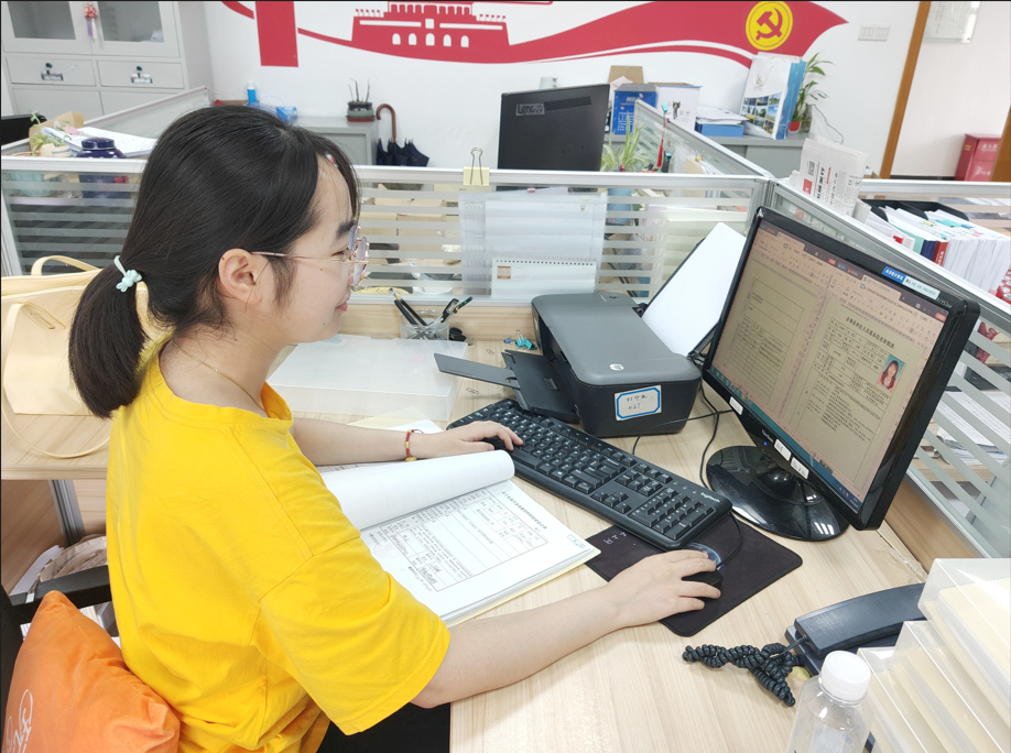 桌子上放著筆記本電腦的人 中度可信度描述已自動生成